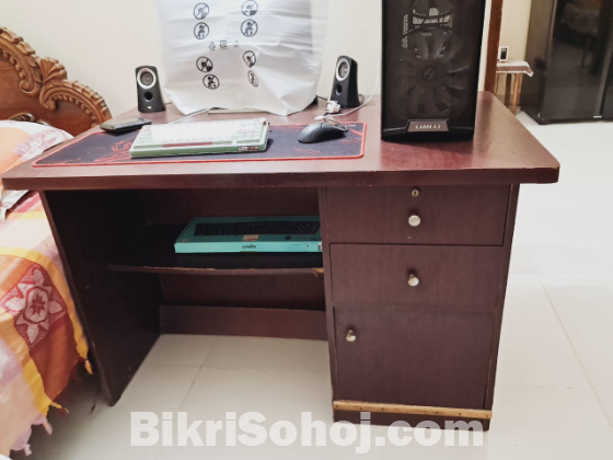 Computer table